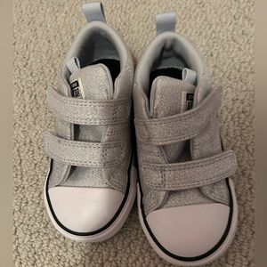 💜- Brand new silver Velcro converse